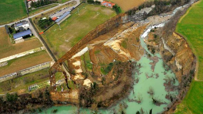 Campo sportivo di Casola Valsenio franato, geologi assolti