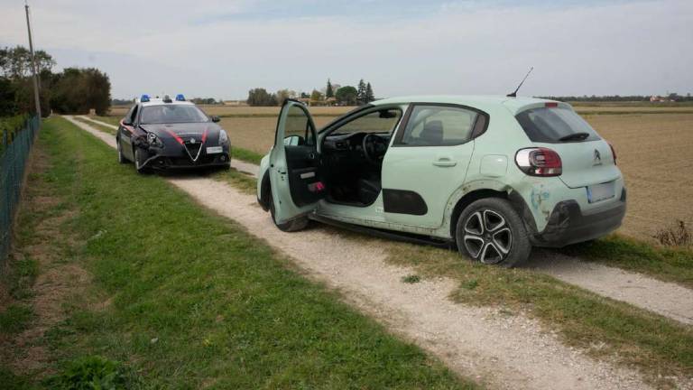 Ravenna, minorenne su auto rubata fugge e sperona i carabinieri