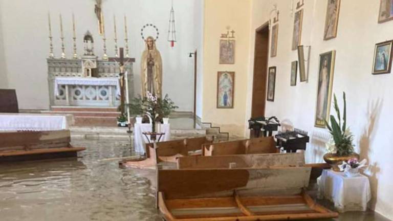 Imola, acqua e fango nella chiesa di Spazzate. Danni ingenti
