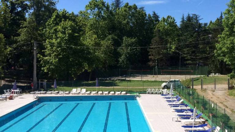 Rocca San Casciano, la piscina si rifà il look