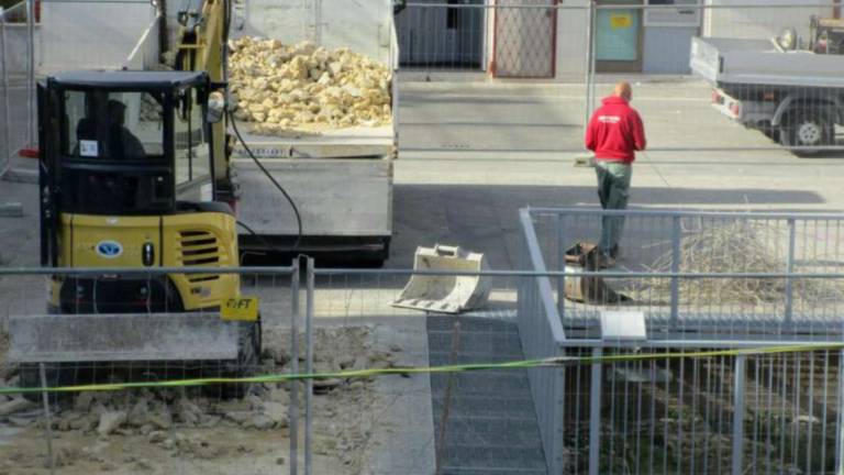 Gambettola, ruspe in azione per piazza Pertini