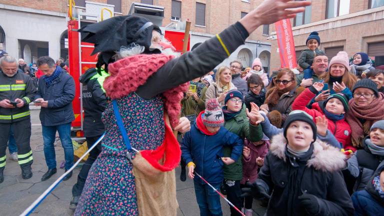 Ravenna, ecco la Befana volante dei Vigili del Fuoco per la gioia dei bambini - Gallery