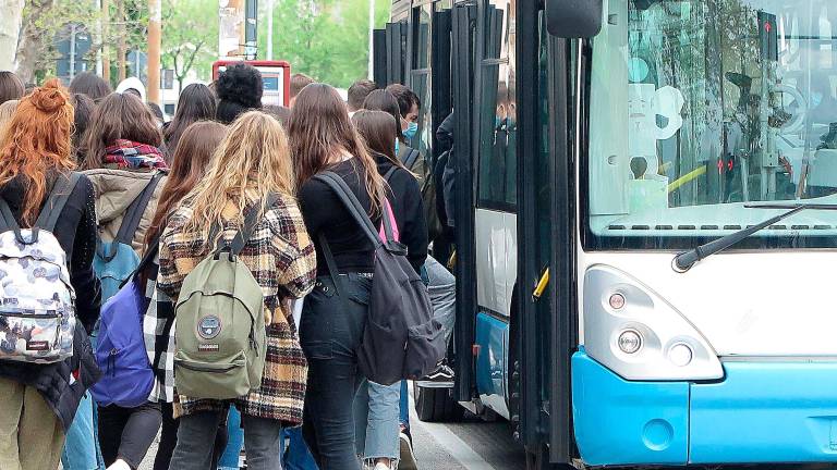 Studenti all’uscita di una scuola (archivio)