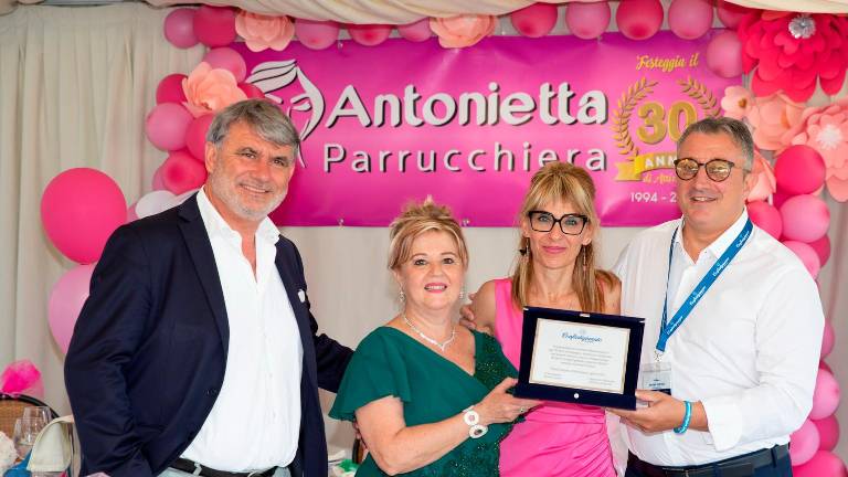 Santarcangelo, 30 anni di “Parrucchiera Antonietta” e un sogno: “Chissà che la mia nipotina non si appassioni a questo lavoro”