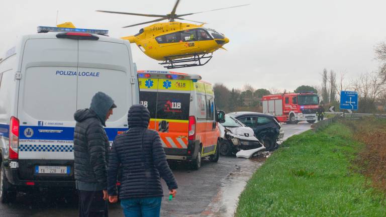 I primi soccorsi sul luogo dell’incidente. Foto Massimo Fiorentini