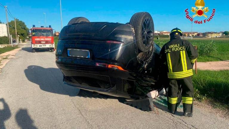 Cesenatico, perde il controllo dell’auto, centra un lampione e si ribalta: donna soccorsa dai Vigili del Fuoco