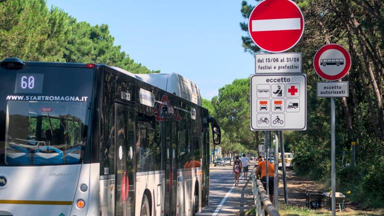 Il senso unico in viale delle Nazioni a Marina