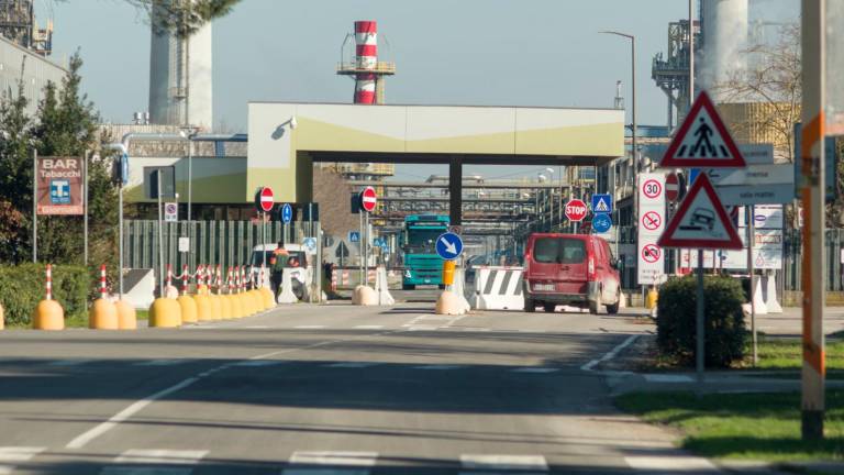 L’ingresso del polo chimico a Ravenna (foto Massimo Fiorentini)