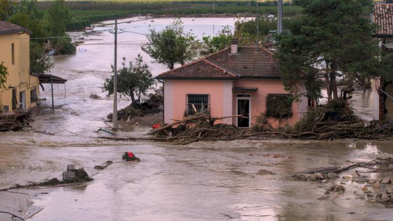 Maltempo in Romagna. Salva da un balcone una bimba di 7 anni, il racconto del soccorritore. VIDEO