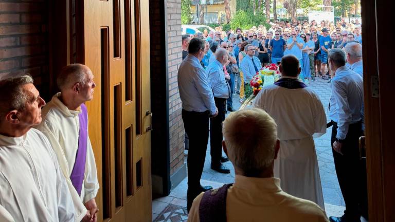 Gatteo, tanta commozione e piazzale pieno per l’addio a Claudio “Baio” Baiocchi