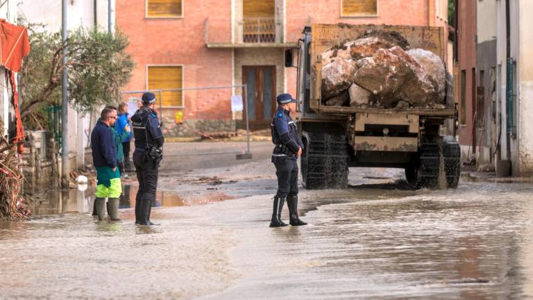 I lavori sull’argine, un’immagine della recente alluvione, e la presidente della Regione Irene Priolo a colloquio con i cittadini