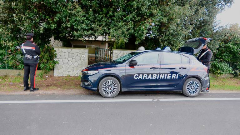 I carabinieri davanti all’abitazione della famiglia (fotoservizio Massimo Fiorentini)