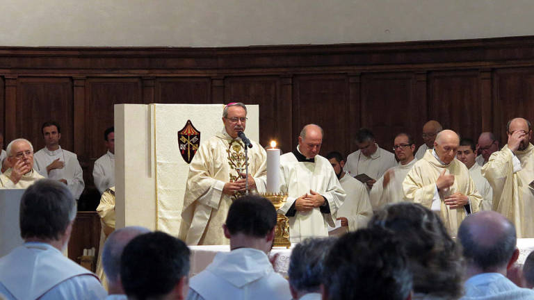 Il papa accetta le dimissioni del vescovo di Rimini ma lo lascia in servizio in attesa del sostituto
