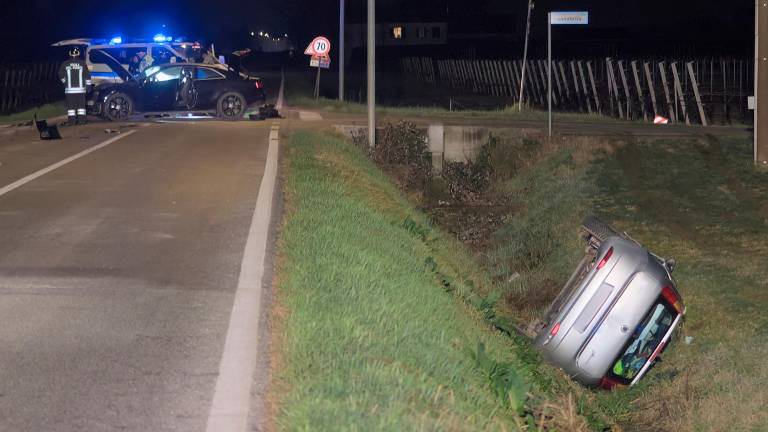 Lugo, auto nel fosso: bimba incastrata salvata dai vigili del fuoco GALLERY