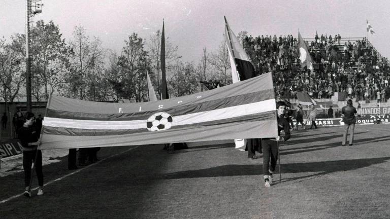 Le tifoserie di Cesena e Verona sfilano il 15 febbraio 1975 (foto Marini)