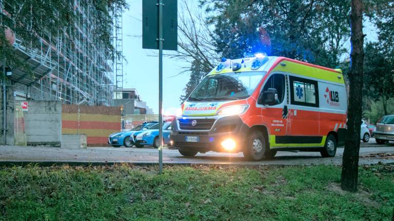 Ravenna: si lancia dal nono piano con la figlia di 6 anni e il cane, la piccola è morta. Una vicina sente dire “no mamma, no mamma”. Il post prima del dramma VIDEO GALLERY