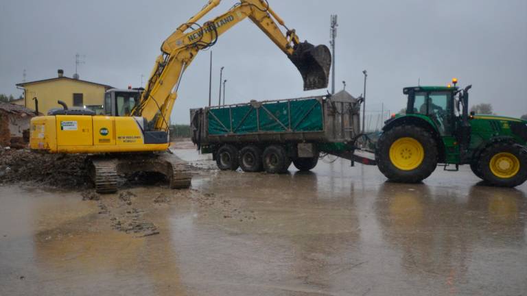 Un’auto ancora bloccata nel fango, i lavori all’argine del Lamone: Traversara torna a vivere ore di paura - Gallery