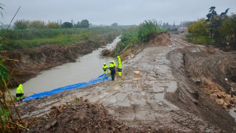 Un’auto ancora bloccata nel fango, i lavori all’argine del Lamone: Traversara torna a vivere ore di paura - Gallery