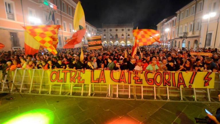 Tra i 1.500 e i 2.000 tifosi si sono radunati stasera in piazza del Popolo per la presentazione del Ravenna Fc (foto e video Massimo Fiorentini)