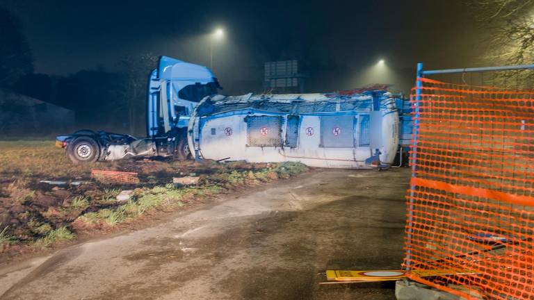 Ravenna, travolge la segnaletica del cantiere sul passaggio a livello e si ribalta col camion carico di vino - Gallery