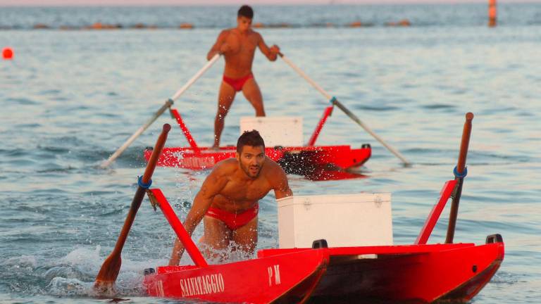 Bagnini di salvataggio, meno vocazioni tra i giovani. I nuovi baywatch sono 50enni cassintegrati