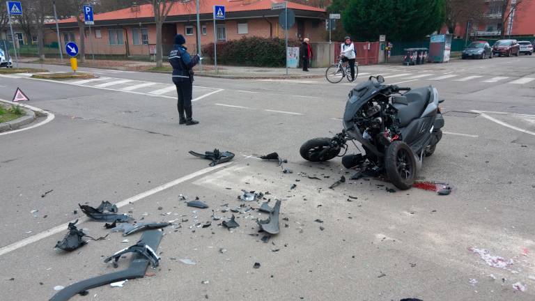 Ravenna, scontro fra un’auto e uno scooter: tre persone in ospedale