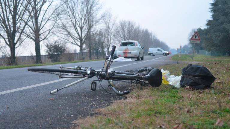 La scena dell’incidente mortale avvenuto ieri pomeriggio, con la bicicletta dell’anziano travolta dall’auto di un ragazzo che a sua volta è stato ricoverato sotto choc foto massimo fiorentini