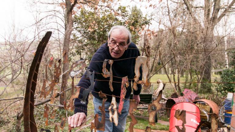 Germano Sartelli al lavoro nell’aia de “il casetto” oggi riconosciuta casa-museo dalla Regione FOTO MAURO MONTI