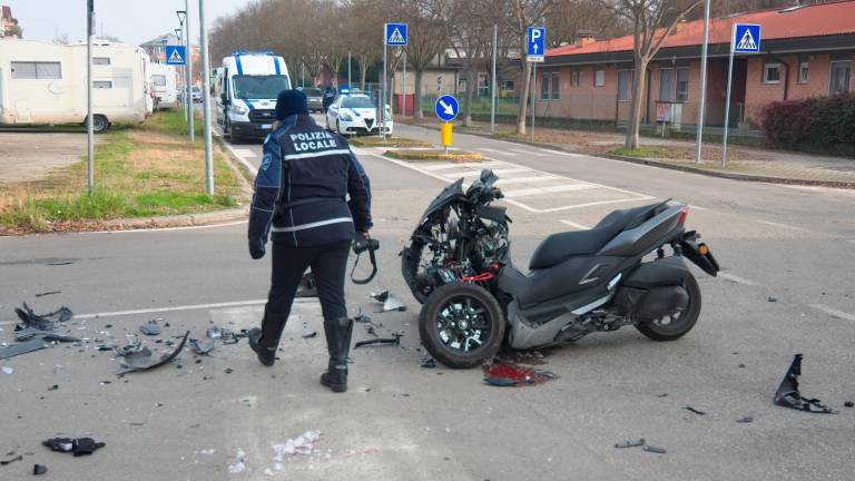 Ravenna, scontro fra un’auto e uno scooter: tre persone in ospedale