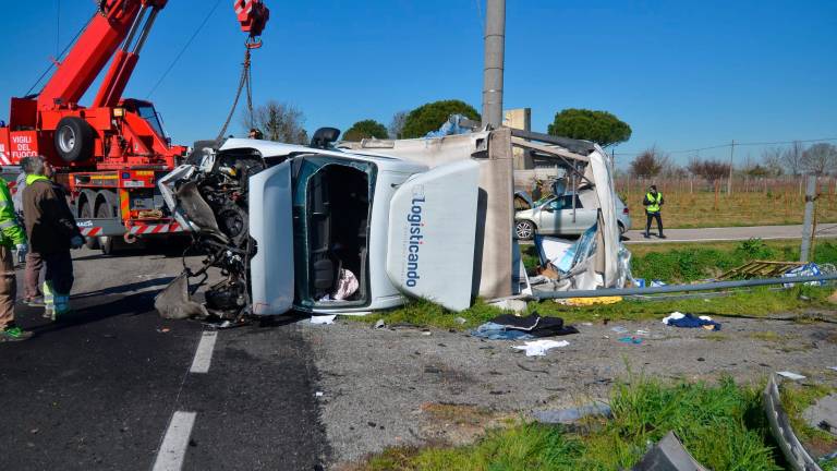 Ravenna, terribile incidente e l’auto si inserisce nel camion: grave un giovane - Gallery