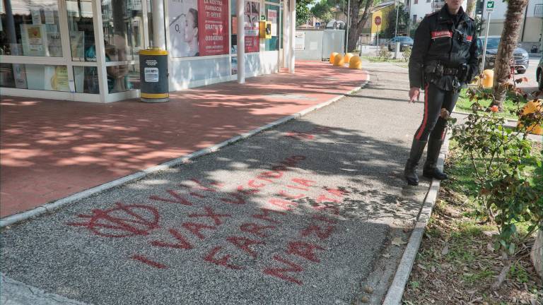 Le scritte davanti alla farmacia di Classe