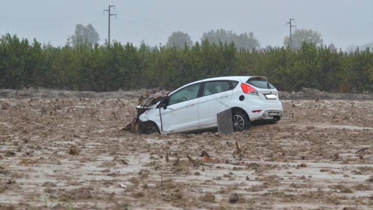 Un’auto incagliata nel fango dopo l’alluvione di metà settembre (fotoservizio Massimo Fiorentini)