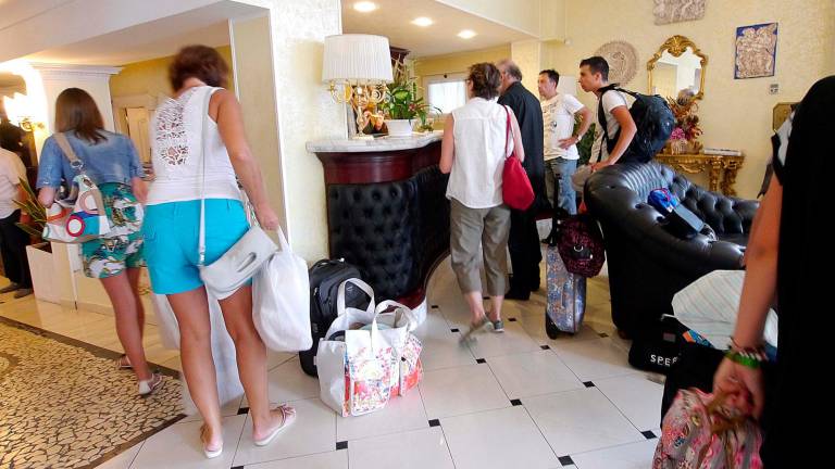 Turisti al check-in in hotel