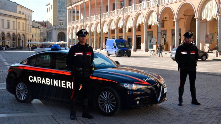 Faenza, esce dall’auto per buttare la spazzatura e le rubano la borsa: i Carabinieri arrestano i due ladri