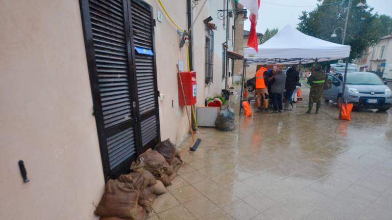 Un’auto ancora bloccata nel fango, i lavori all’argine del Lamone: Traversara torna a vivere ore di paura - Gallery