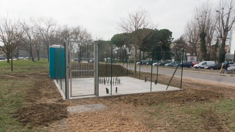 L’impianto con sei antenne e tre parabole in costruzione in viale Randi (Fiorentini)