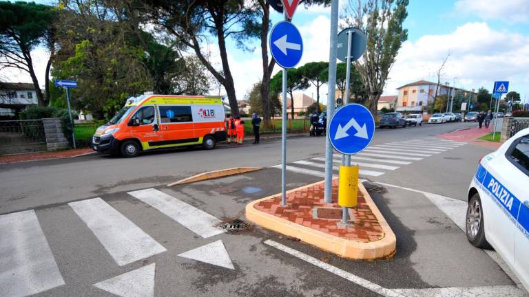 Alfonsine, cade e sbatte la testa sull’asfalto: cicloturista all’ospedale in elimedica