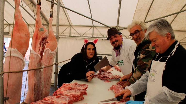 Lavorazione delle carni nello stand della Festa del maiale