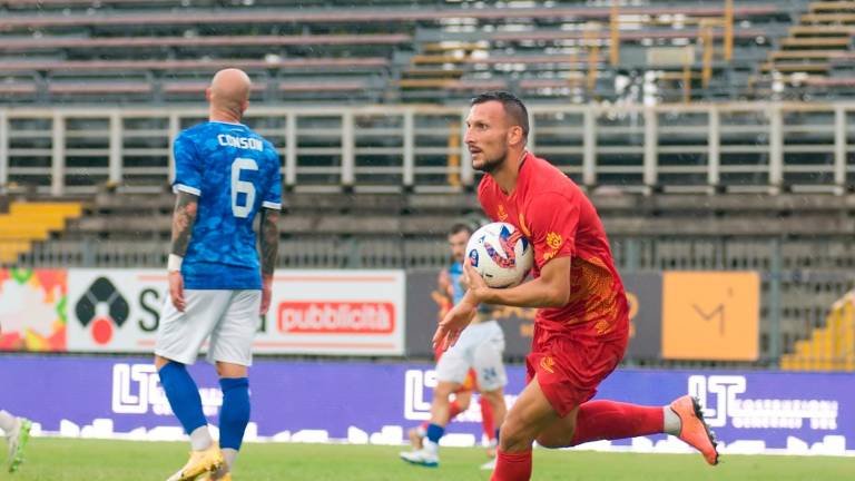 Loreto Lo Bosco porta palla a metà campo dopo il gol (foto Massimo Fiorentini)