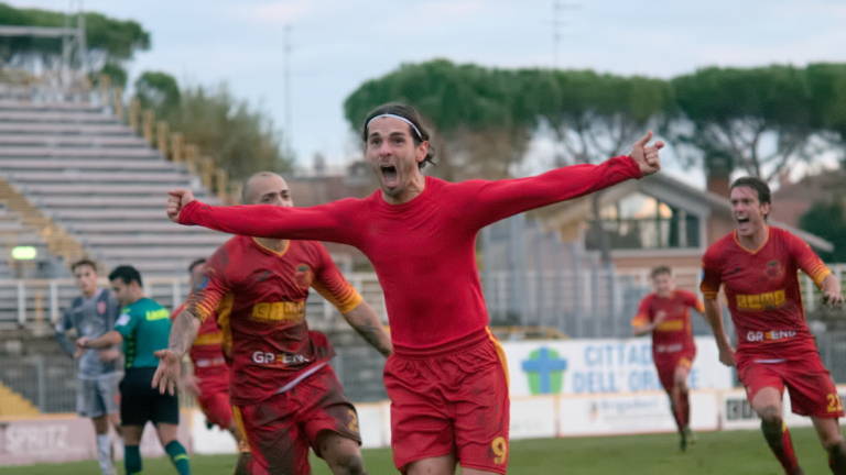 Calcio D, il Ravenna festeggia in rimonta con il Forlì, Sammaurese-show