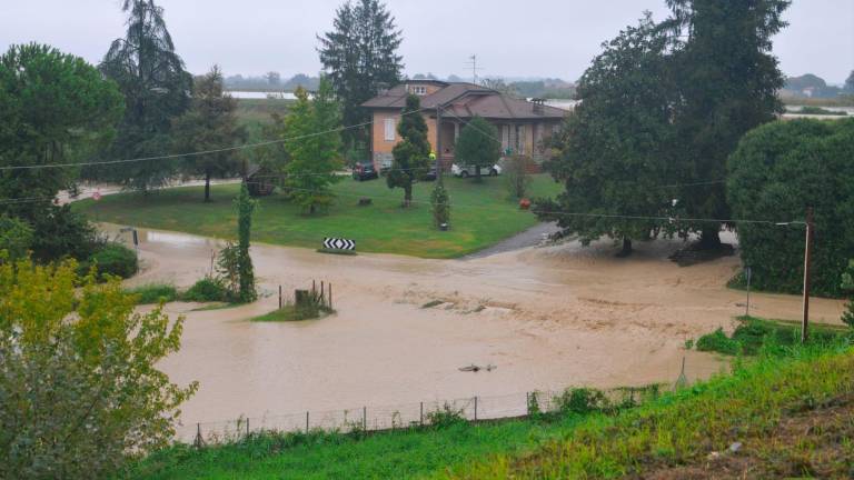 Maltempo in Romagna, il Lamone rompe l’argine a Traversara, file sulla A14 dir - GALLERY