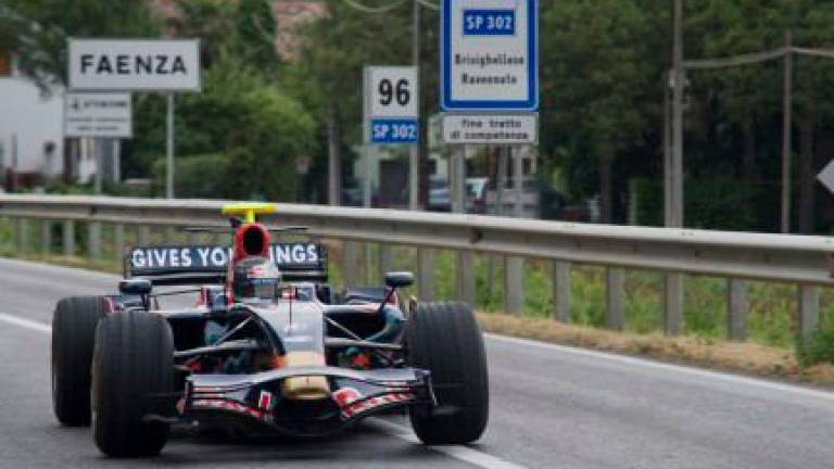 Sebastian Vettel alla guida di quella che era la “sua” RedBull alle porte di Faenza