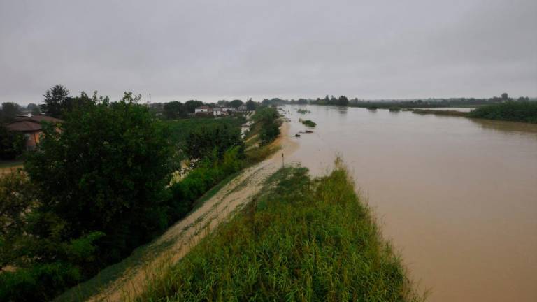 Maltempo in Romagna, il Lamone rompe l’argine a Traversara, file sulla A14 dir - GALLERY