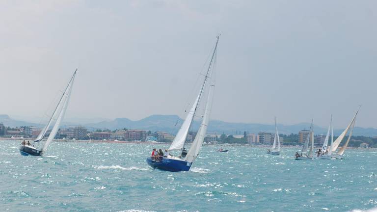 Vela. Notte e giorno in mare, domani al via la 24 Ore di San Marino tra ukulele e bomboloni