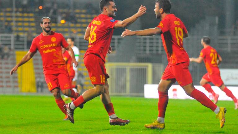 David Lordkipanidze festeggia con Francesco Manuzzi il gol dell’1-0 del Ravenna (foto Massimo Fiorentini)