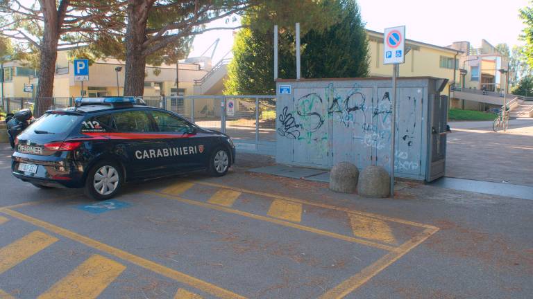 I carabinieri davanti alla piscina comunale di Ravenna