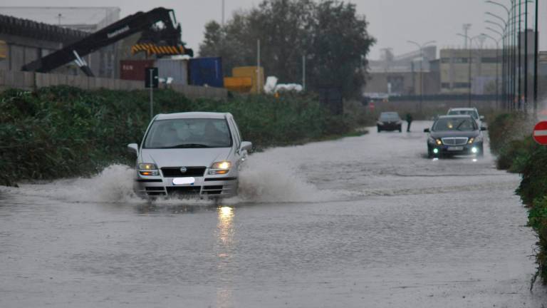 Maltempo a Ravenna: acqua alta sulla Classicana, auto resta bloccata in zona porto, intervengono i Vigili del fuoco