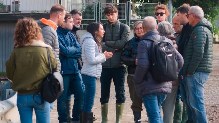 La presidente facente funzione Irene Priolo con alcuni residenti di Traversara (foto e video Massimo Fiorentini)