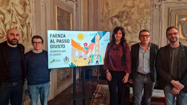 La presentazione ieri mattina delle nuove misure di mobilità per il centro cittadino di Faenza