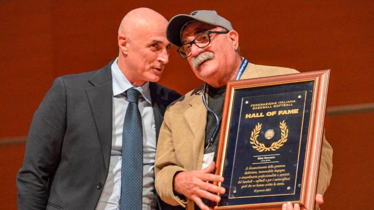 Mike Romano ha ricevuto dal presidente federale Marco Mazzieri la targa per l’ingresso nella “Hall of Fame” del baseball italiano PhotoBass/FIBS